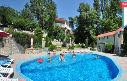 Отель в Алупке с бассейном – Сергей