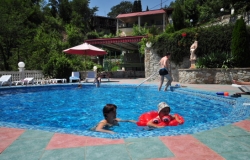 Гости в бассейне отеля Сергей