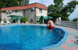 Прыжок в бассейн отеля Сергей