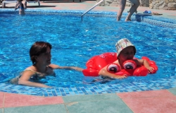 Дети в бассейне пансионата Сергей