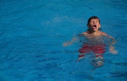 Мальчик в бассейне гостиницы Сергей