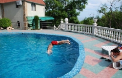Мальчик ныряет в бассейн отеля Сергей